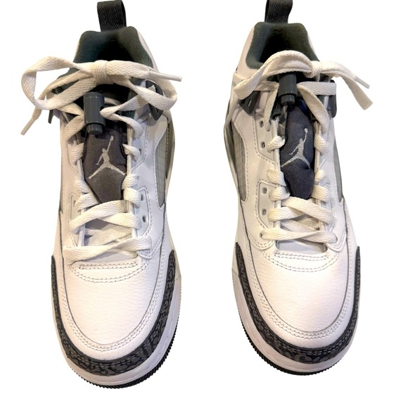 JORDEN’S Brand New White and Gray Nike Kids Sneakers- Size 4.5 Boys - Picture 2 of 9